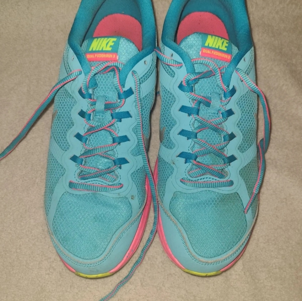 Turquoise & Pink Nike Size 6.5 Youth